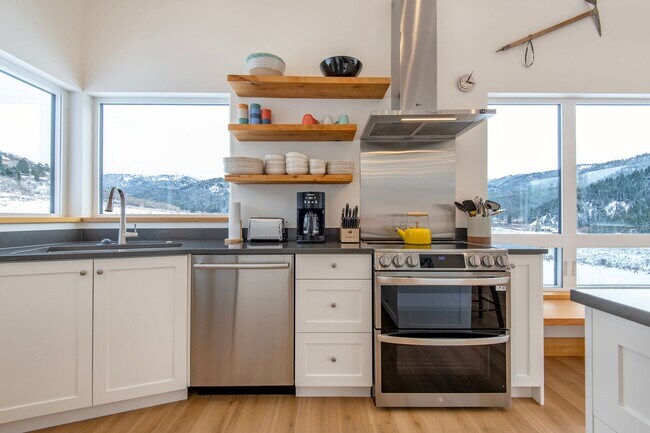 Building Photo - Seasonal Rental 10/1/25 - 5/30/26 Modern F...