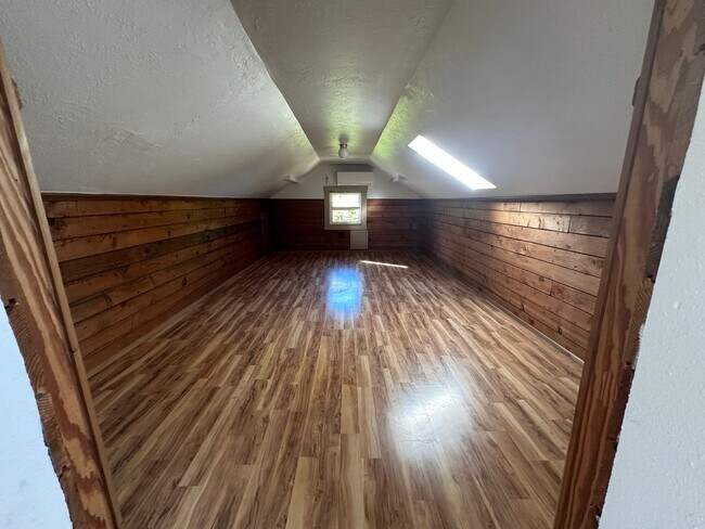 Building Photo - 3 Bedroom 2 Bath Single Family House