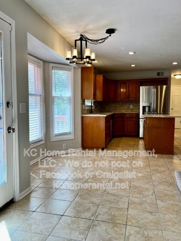 Building Photo - 1109 E Sleepy Hollow Dr