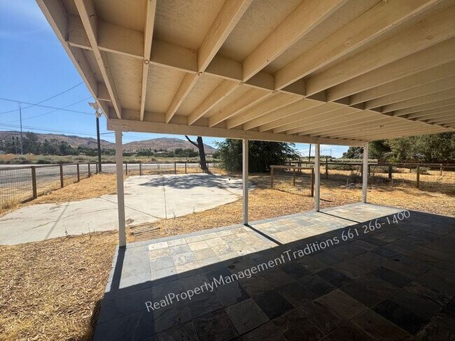Building Photo - Cute A-frame home in Palmdale!