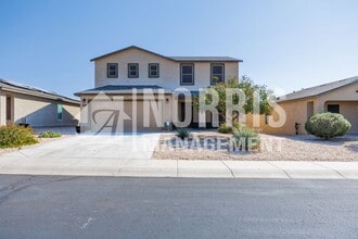 Building Photo - Beautiful Large Home Very Close to Freeway