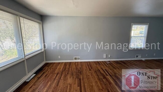 Building Photo - 4 Bedroom, 2 Bathroom home in Kansas City