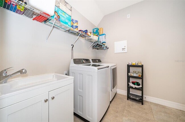 Building Photo - 3026 Jardin St