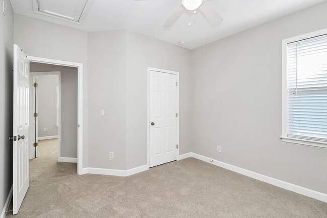 Building Photo - Gorgeous 3BD/2.5BA Craftsman Style Home in the Westmoreland Community!