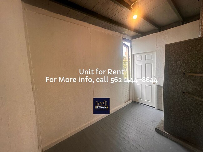 Building Photo - 1205 1/2 Tamarind Avenue
