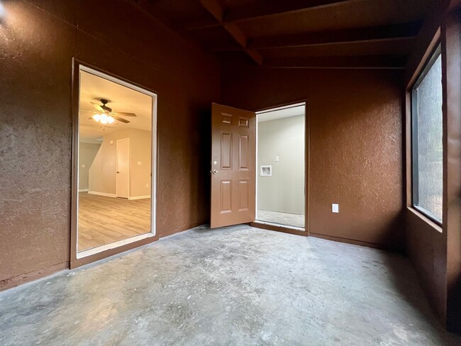 Building Photo - NEWLY REMODELED MOVE-IN READY (NO PETS PER...