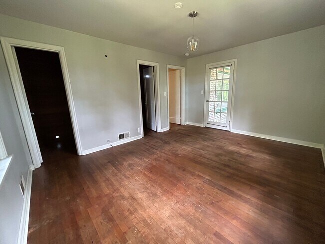 Building Photo - 2 Bed, 1.5 Bath Home with Basement and Sunroom