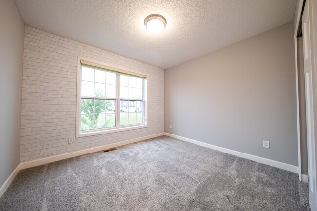 Building Photo - 4849 Stable View Dr