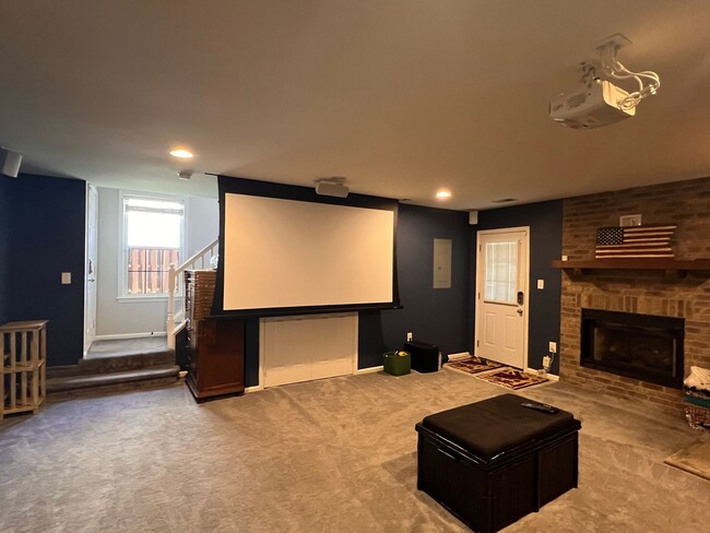 Building Photo - Heart's Desire End Unit Townhome 2700+ SqF...