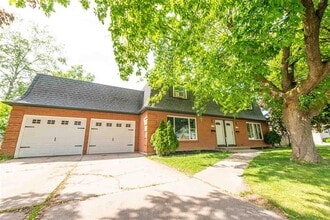 Building Photo - 2 Bed 1.5 Bath Townhome