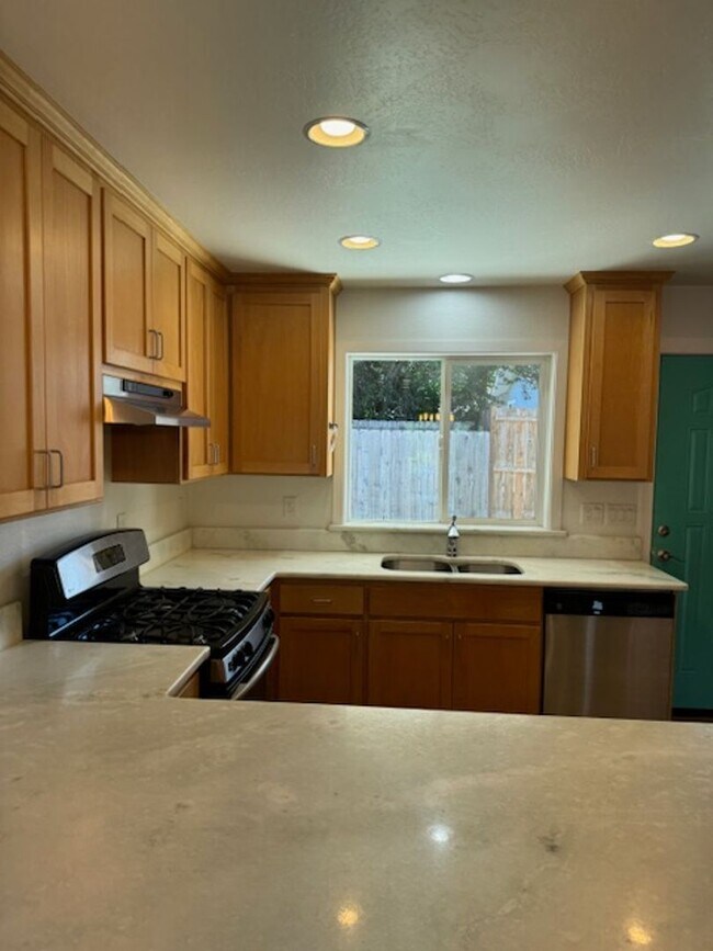 Building Photo - NEW TO MARKET/ 3 BEDROOM HOUSE ON QUIET DEAD END STREET