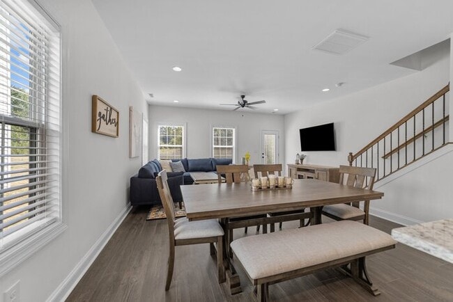 Building Photo - Salisbury Townhome w/ Garage