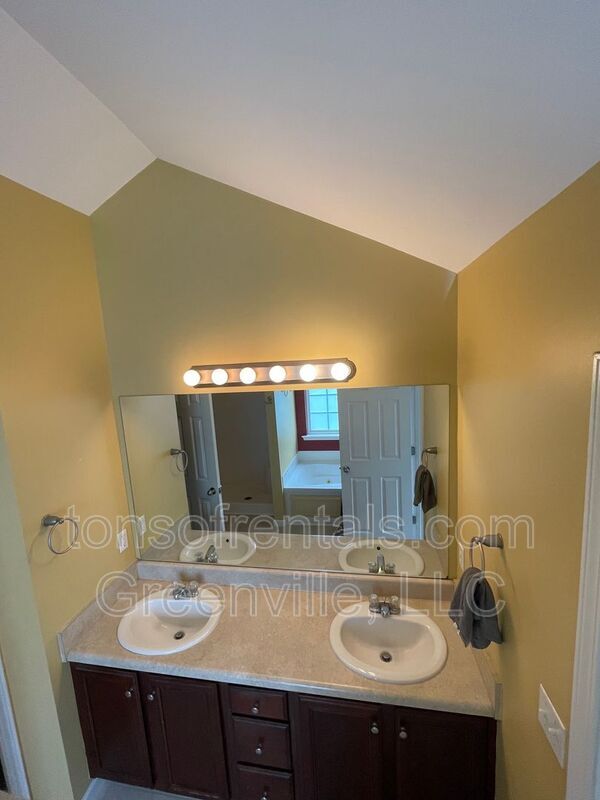 Building Photo - 518 Amber Crest Ct