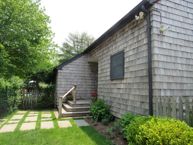 Building Photo - 80 Bishops Ln