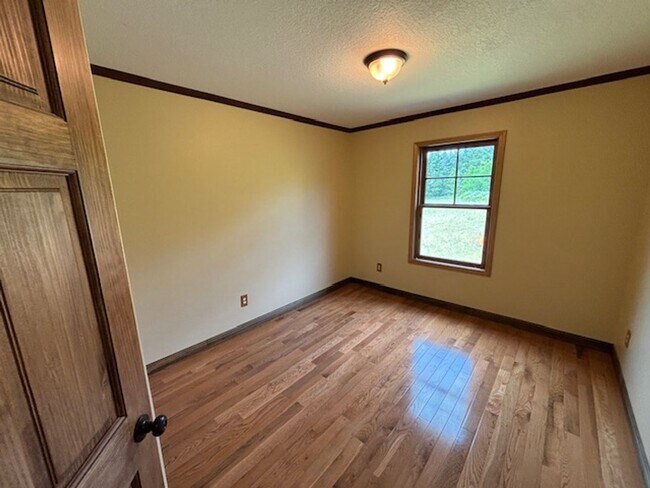 Building Photo - Stunning 3-Bed, 2.5-Bath Country Home on 3...