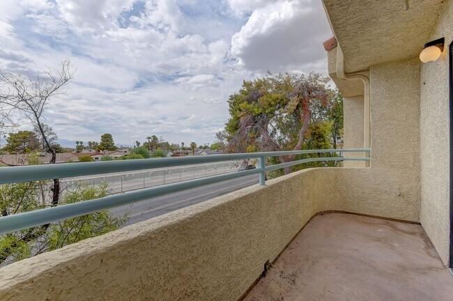 Building Photo - 820 N Sloan Ln
