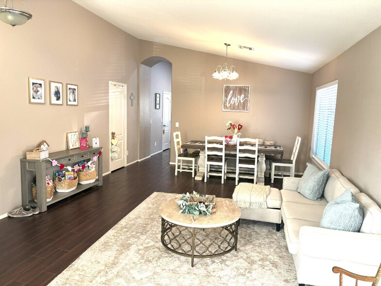 Building Photo - 9842 W Salter Dr