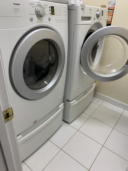 Laundry room (second floor) - 101 Caymus Ct