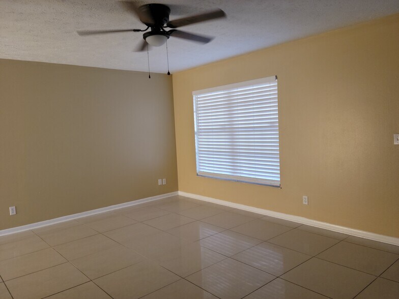 Building Photo - 8176 Old English Dr