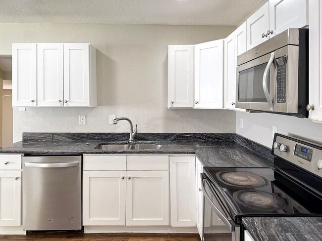 Building Photo - 4 Bedroom / 2 Bath