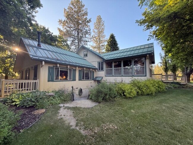 Building Photo - Country Living in Cheney