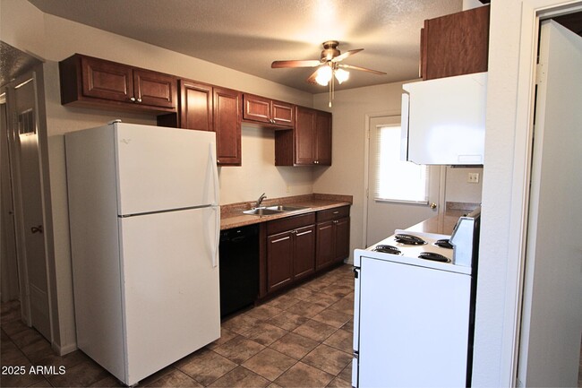 Building Photo - 1024 N Pueblo Dr