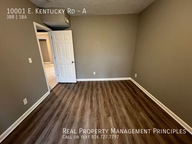 Building Photo - Spacious, Single-Level Townhouse Stunner!