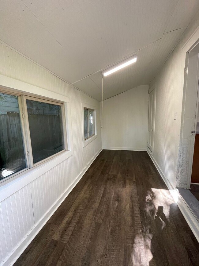 Building Photo - 5 Bedroom Available November