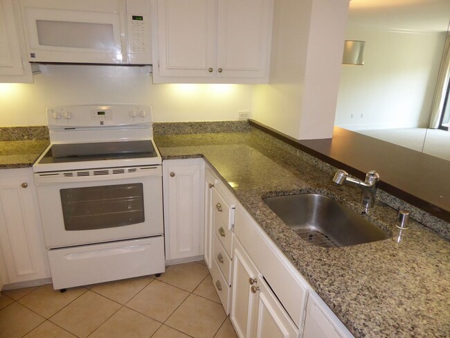 Building Photo - MIDDLE, END UNIT CONDO IN SPYGLASS WITH ST...