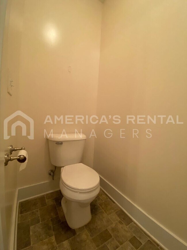 Building Photo - Large Townhome for Rent in Gardendale... Available to View Now!