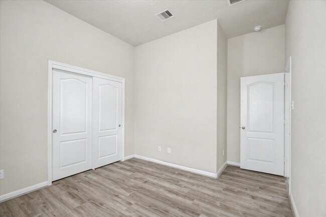 Building Photo - 3834 Raintree Village Dr