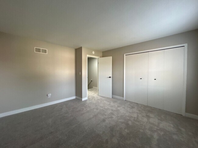 Building Photo - 5017 Birchwood Ln