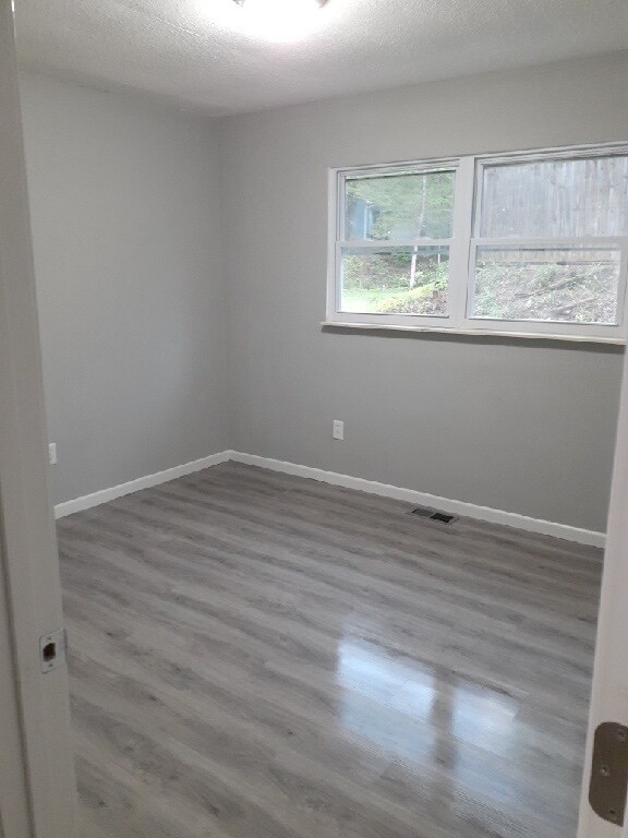 Building Photo - 523 Sleepy Hollow Rd