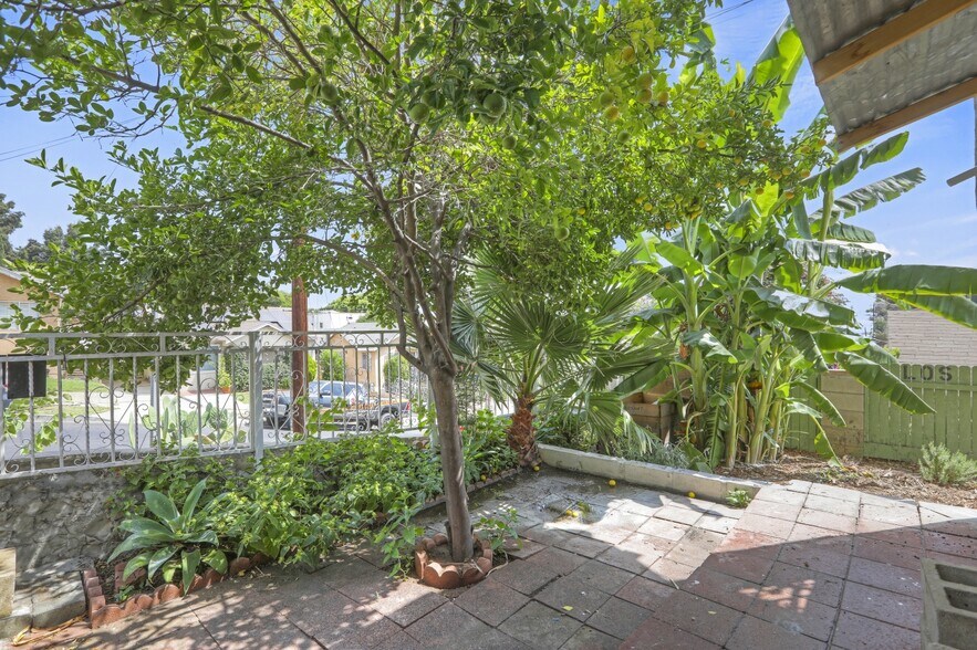 Building Photo - 3220 E 6th St