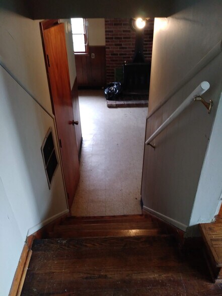 Steps down to Lower Level - 4113 Wooded Way