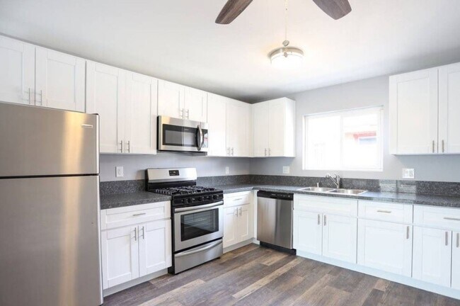 Building Photo - Updated 2 Bed 1 Bath Near SDSU
