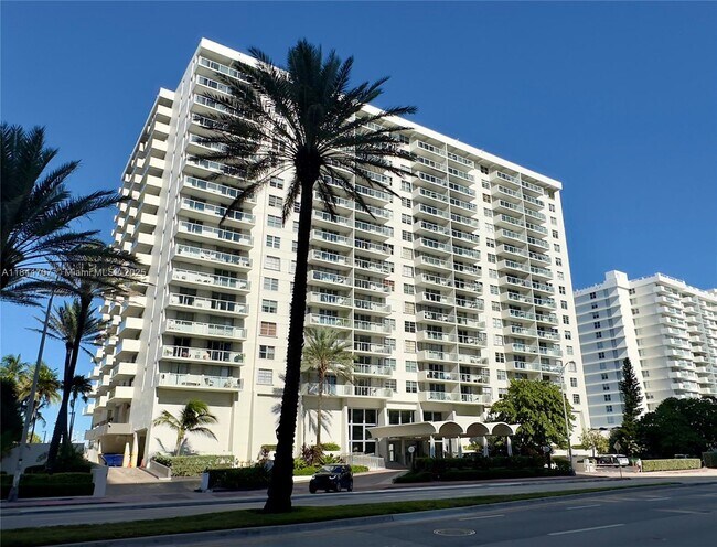 Primary Photo - 5701 Collins Ave