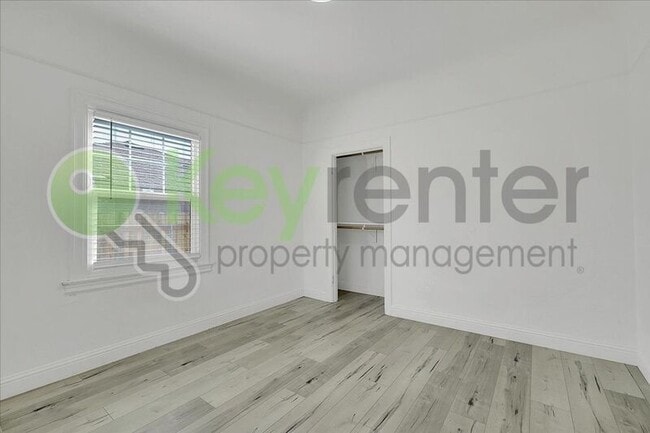 Building Photo - 4404 Lantana Ave