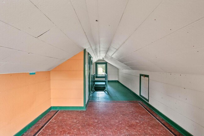 Building Photo - Amazing vintage 2-bdrm/2-bath Cully home—Giant garden, detached art studio, great location