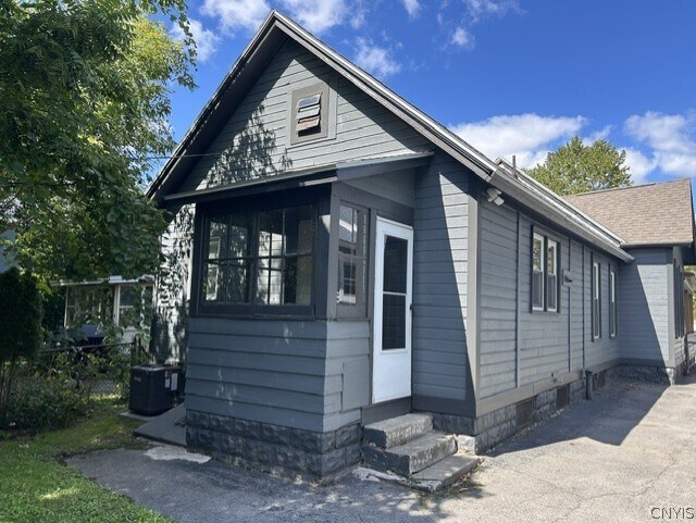 Building Photo - 729 Otisco St