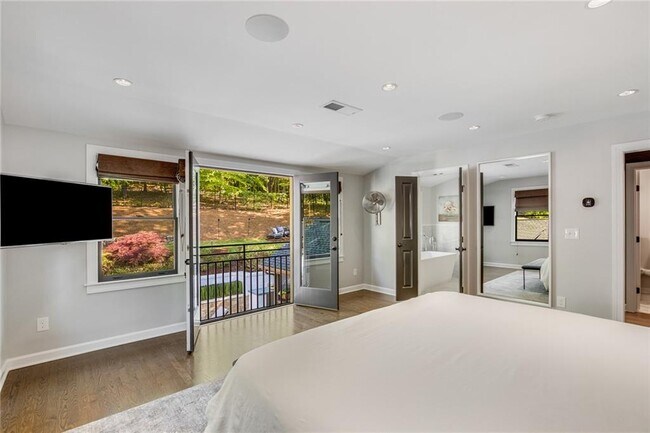 Building Photo - 1100 Kingston Dr NE