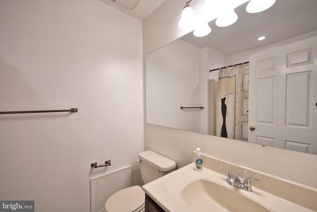 Building Photo - 800 Rosemere Ave