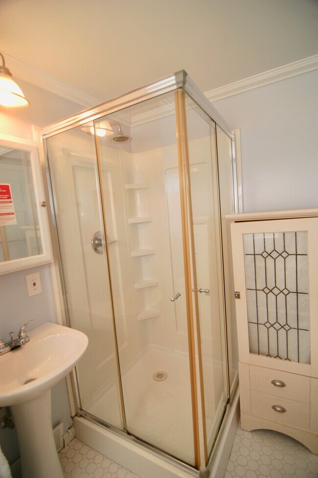 Building Photo - 7099 Lakeshore Rd