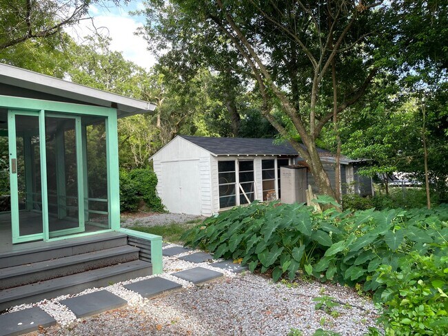 Building Photo - 2/1 Beach Bungalow in Biloxi