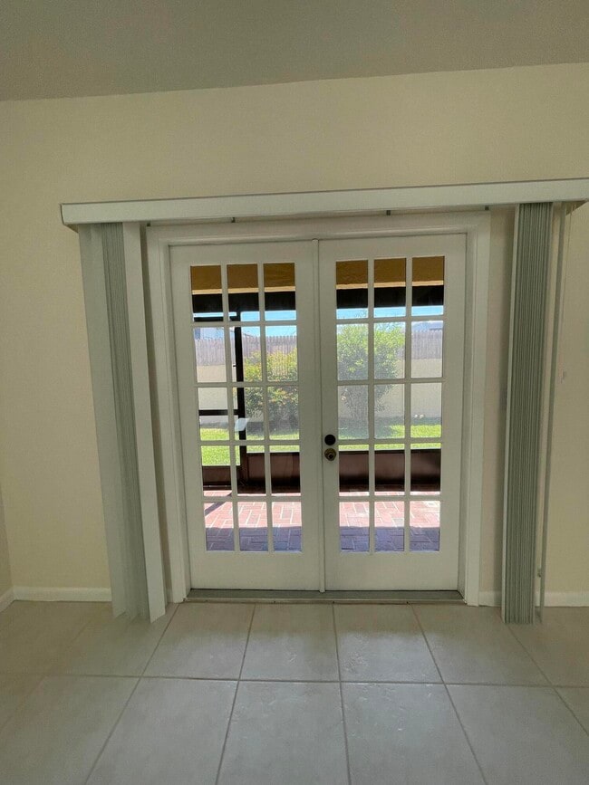 Building Photo - 613 Manatee Dr