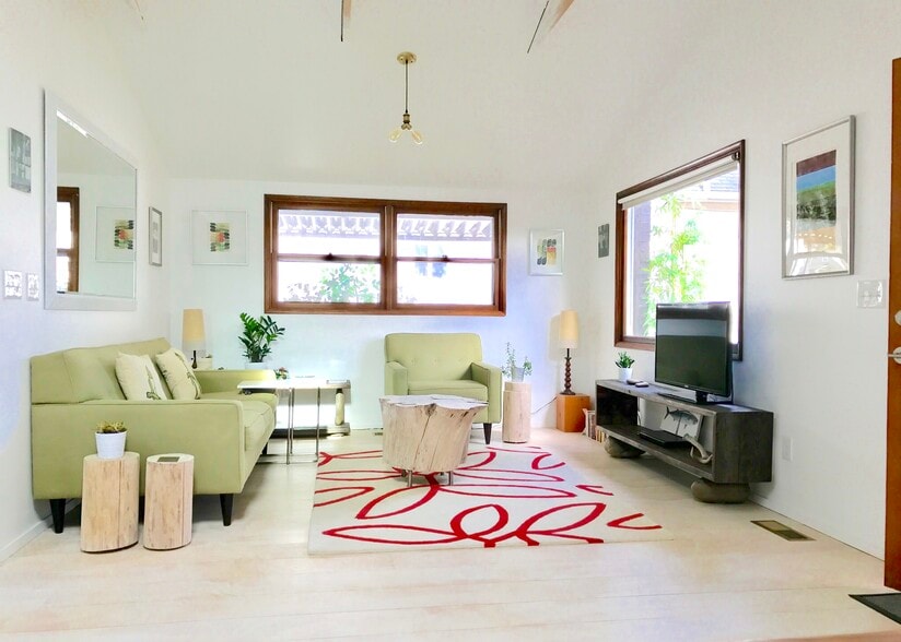 Building Photo - 4633 N Gantenbein Ave