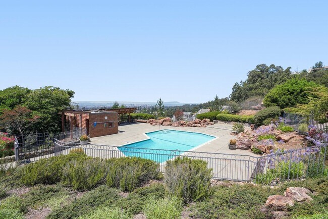 Building Photo - Rarely available Redwood Heights townhome with sweeping views of Oakland and San Francisco.