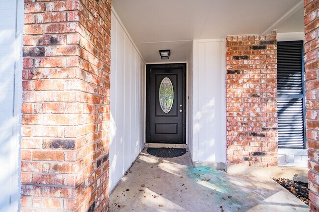Building Photo - Updated 4 Bed / 2 Bath Home in Northwest San Antonio