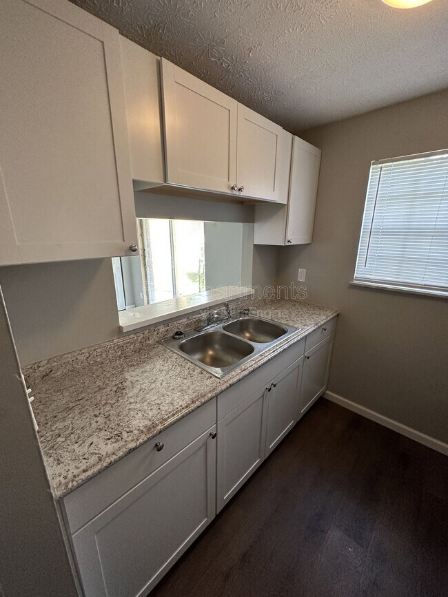 Building Photo - 6219 Graceland Ave