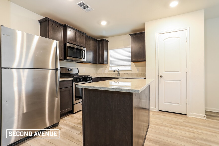 Building Photo - 1324 Woodwinds Dr